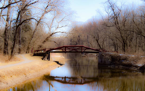 delaware canal footbridge new hope pennsylvania - de winter foto e immagini stock