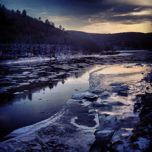 fiume delaware al crepuscolo - de winter foto e immagini stock