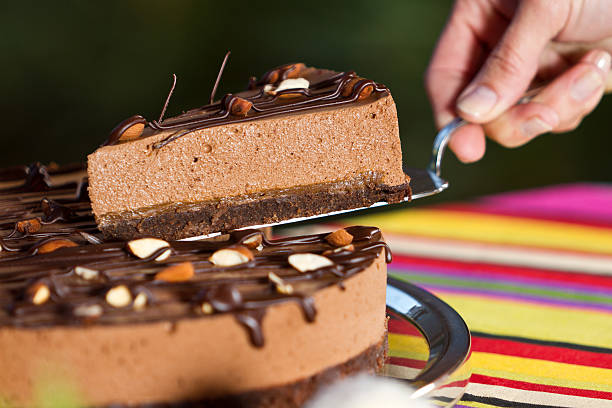 deliciosa sobremesa de chocolate e mousse de chocolate - serving a slice of cake imagens e fotografias de stock