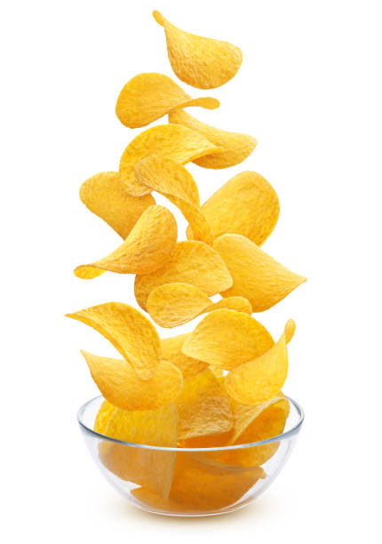 köstliche knusprige kartoffelchips stapel in glasschüssel - chips potato stock-fotos und bilder