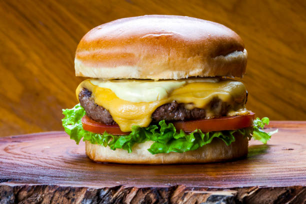 heerlijke gourmet hamburger - hamburger stockfoto's en -beelden