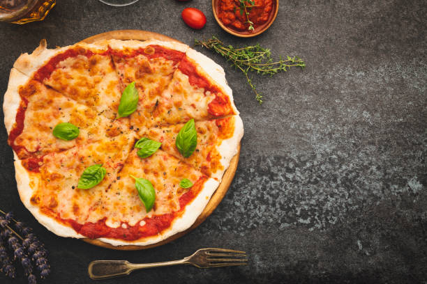 délicieuse pizza italienne - champignon et en studio et fond noir photos et images de collection