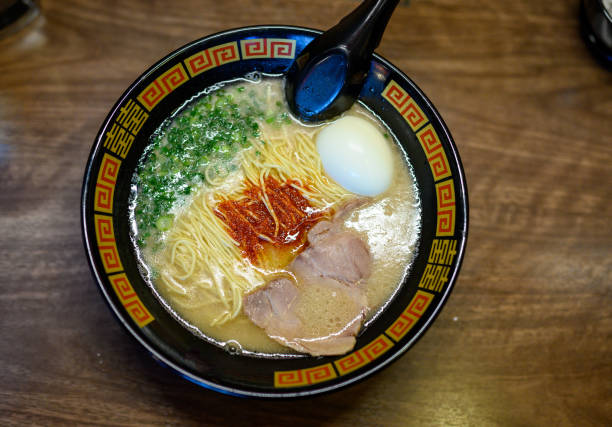 ゆで卵と野菜のおいしい日本ラーメン - 豚骨ラーメン ストックフォトと画像