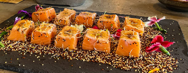 deliziose immagini di sushi placcato su ardesia, con salmone, con grande appetito - correa foto e immagini stock