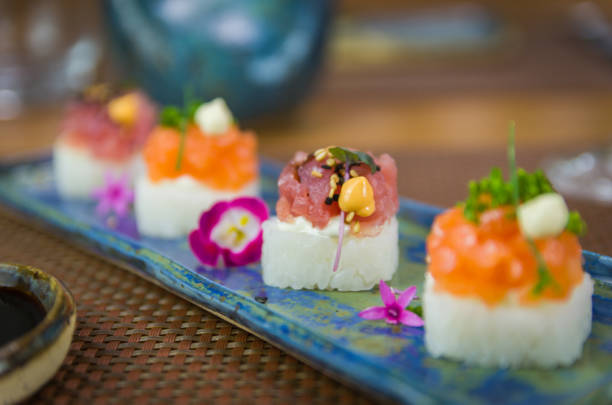 delicioso sushi oshizushi de salmón y atún premium (batera sushi) - bater��a fotografías e imágenes de stock