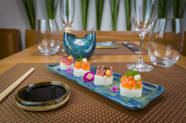 delicioso sushi oshizushi de salmón y atún premium (batera sushi) - bater��a fotografías e imágenes de stock