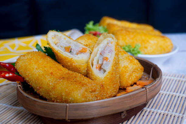 risoles lezat atau risol vegetable, makanan jalanan tradisional indonesia - risol potret stok, foto, & gambar bebas royalti