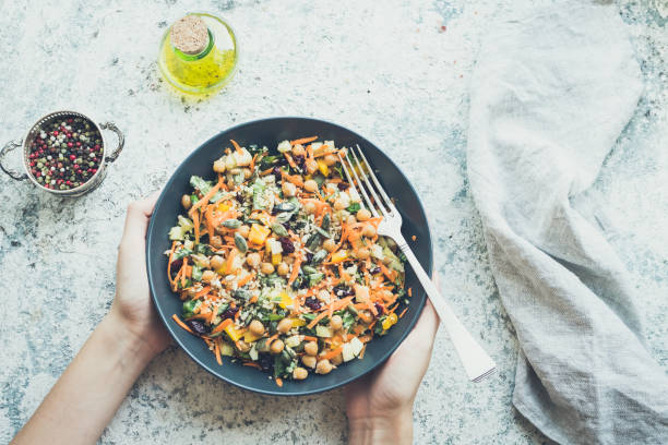 delicious vegetarian quinoa salad with bell pepper - plant based food imagens e fotografias de stock