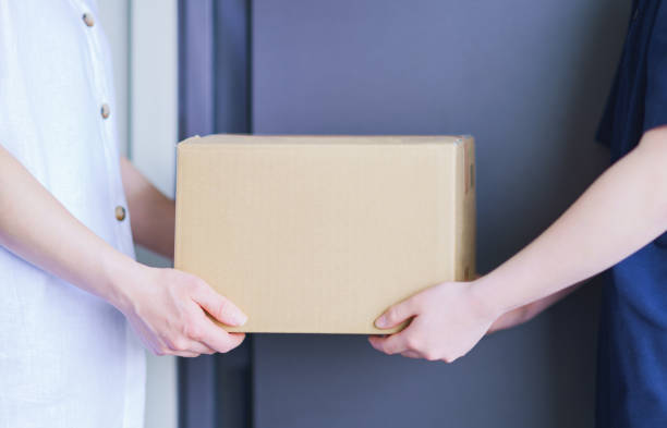 delivery person and cardboard box lifestyle home delivery stock pictures, royalty-free photos & images