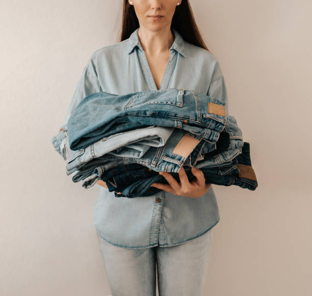 denim-pflege, jeans-verkauf, recycling-verschleiß, fast-fashion-konzept - sustainability fashion stock-fotos und bilder