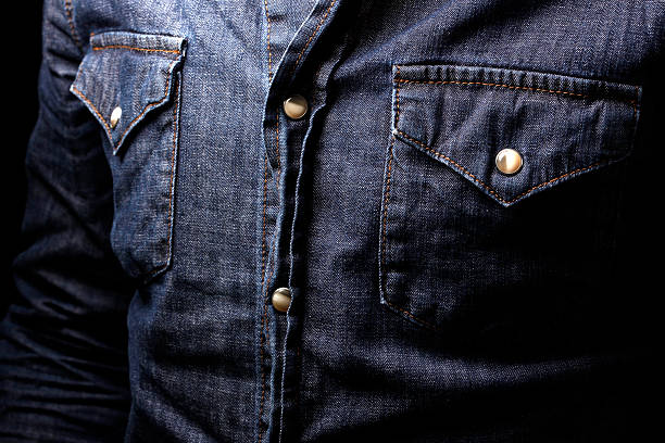 chemis'en denim - chemise en jeans poche photos et images de collection