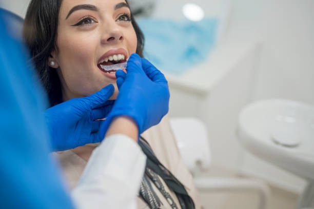 tandläkare infoga hållare - toothache woman bildbanksfoton och bilder