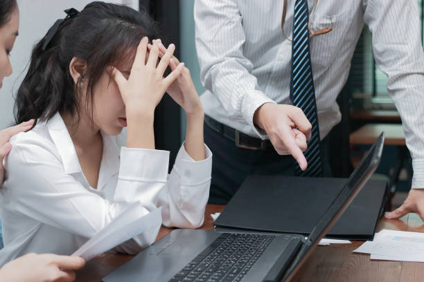 depresi menekankan wanita bisnis muda asia yang menutupi wajah menderita bos tangan di kantor. - karyawan dimarahi potret stok, foto, & gambar bebas royalti