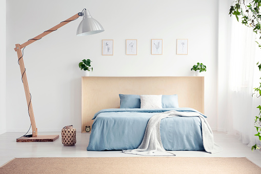 Ongebruikt Ontwerper Lamp Naast Blauw Bed Met Deken In Wit Slaapkamer LG-31