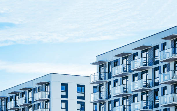 モダン住宅アパートフラットビル外観の詳細 - 高層ビル ストックフォトと画像