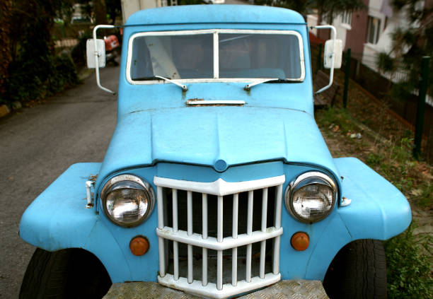 detail van een oude afhalen - front view old jeep stockfoto's en -beelden