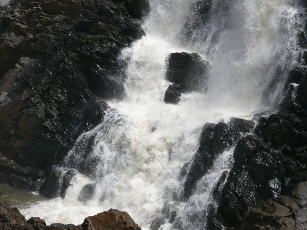 particolare di una cascata, l'acqua si schianta giù per le rocce bagnate - scholz foto e immagini stock