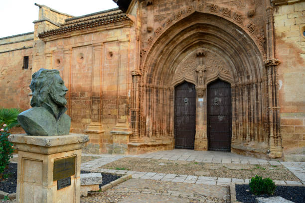 detalle de la fachada de la iglesia de la santísima trinidad al lado del busto de andrés de vandelviera. - alcaraz fotografías e imágenes de stock