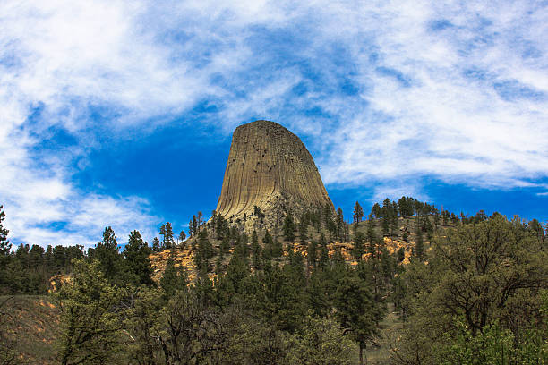 devils tower wyoming & l'agriculture locale - cheyenne wyoming photos et images de collection