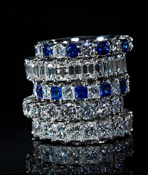diamond and sapphire rings - diamant ring display stockfoto's en -beelden
