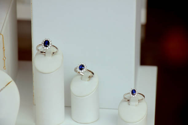 de verlovingsringen van de diamant - diamant ring display stockfoto's en -beelden