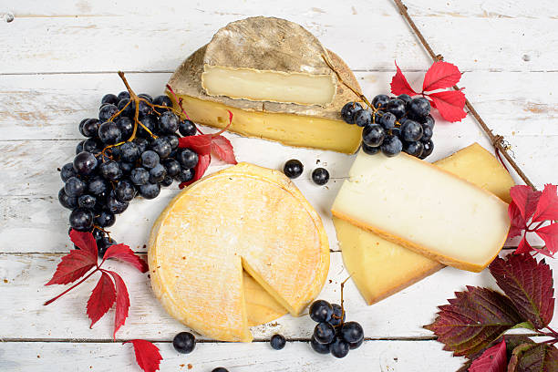 diversi francese formaggi prodotti in montagne delle alpi - savoia foto e immagini stock