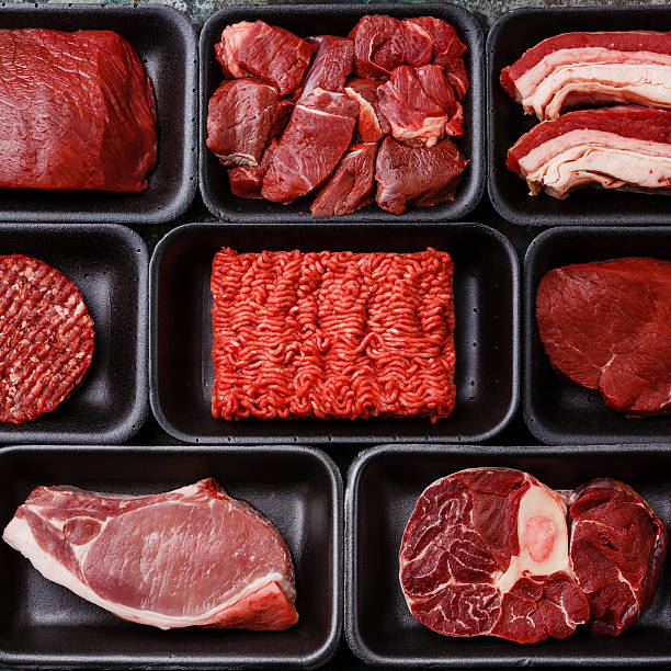 diferentes carne en cajas de plástico - carne de vaca fotografías e imágenes de stock