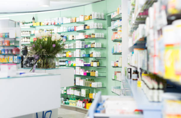 różne leki na półkach w sklepie farmaceutycznym - pharmacy zdjęcia i obrazy z banku zdjęć