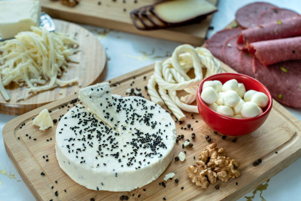 verschillende soorten kaas op snijplank - rookkaas stockfoto's en -beelden