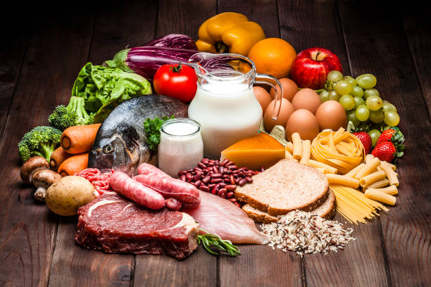 verschillende soorten voedsel op rustieke houten tafel - eiwit organische verbinding stockfoto's en -beelden