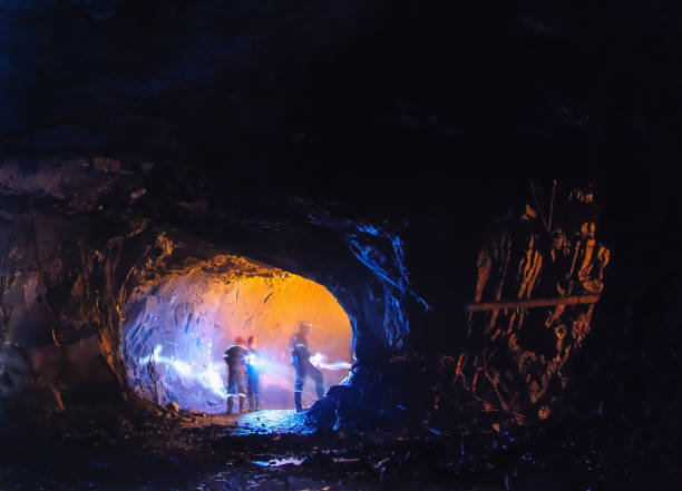 scavatori in una grande grotta - miniera foto e immagini stock