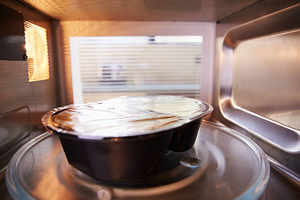 tv cena di cucina in forno a microonde - cibo pronto foto e immagini stock