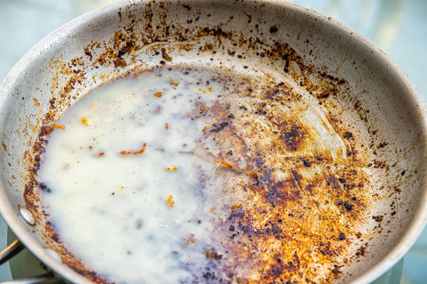 грязная масляная сковорода с холодным твердым жиром, насыщенным жиром из бекона после жарки макро крупным планом в качестве нездоровой ост - grease стоковые фото и изображения