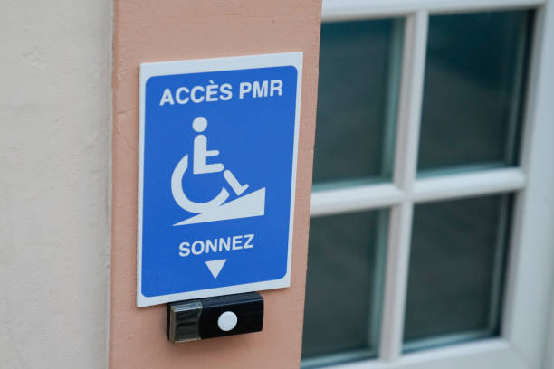 panneau d’entrée fléché accessible aux personnes à mobilité réduite avec logo pour handicapés en fauteuil roulant pmr - handicap photos et images de collection