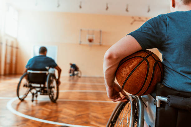 uitgeschakelde basketballer op rolstoel - basketball player back stockfoto's en -beelden