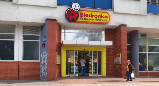 discount grocery shop chain biedronka - biedronka imagens e fotografias de stock