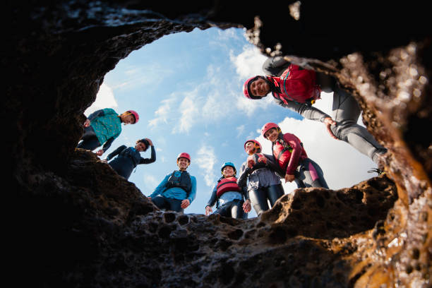 entdecken sie die höhlen der küste - höhlenklettern stock-fotos und bilder