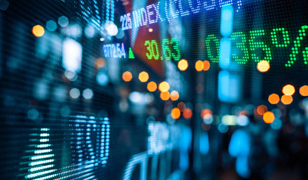 pantalla de cotizaciones del mercado con la ciudad se reflejan sobre el vidrio - stock market fotografías e imágenes de stock