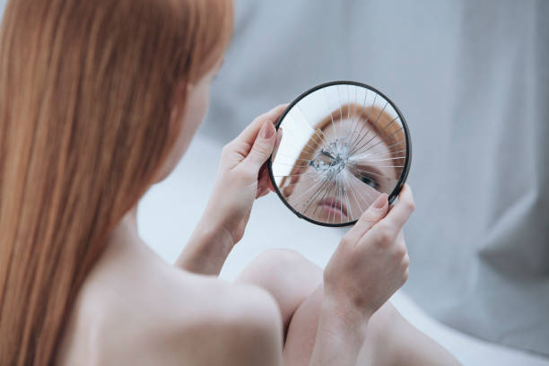 reflet déformé d’une femme - round mirror photos et images de collection