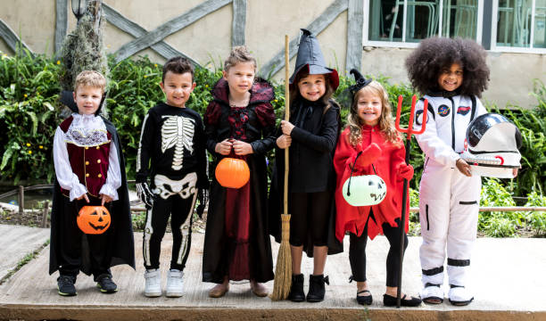 diversos niños en disfraces de halloween - halloween kids fotografías e imágenes de stock