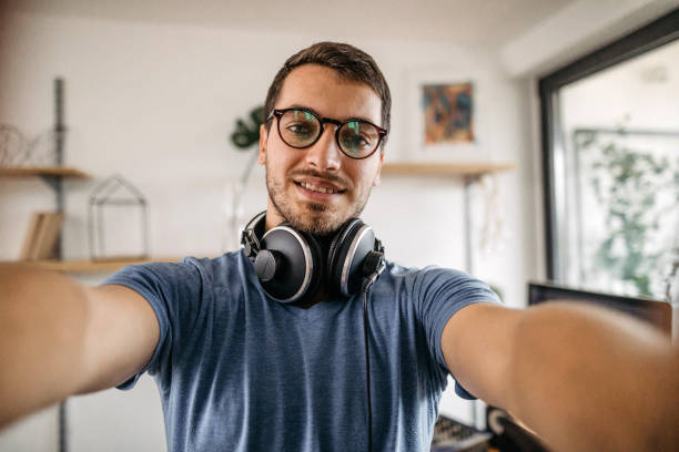 dj tomando selfie en el estudio de grabación en casa - autofoto fotografías e imágenes de stock