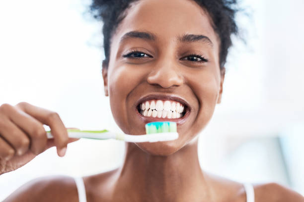 gör det för att bländande leende - kvinna borstar tänderna bildbanksfoton och bilder