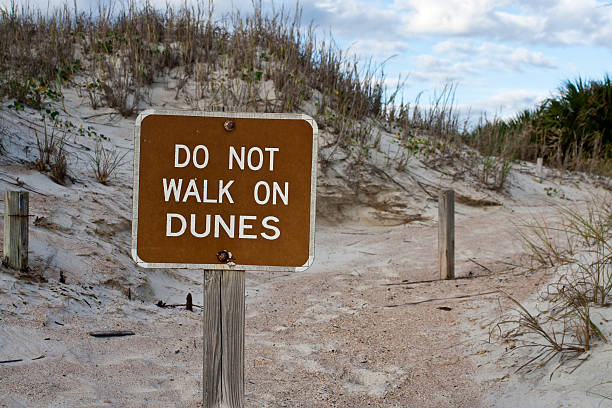 do not walk on dunes - strandbordjes stockfoto's en -beelden