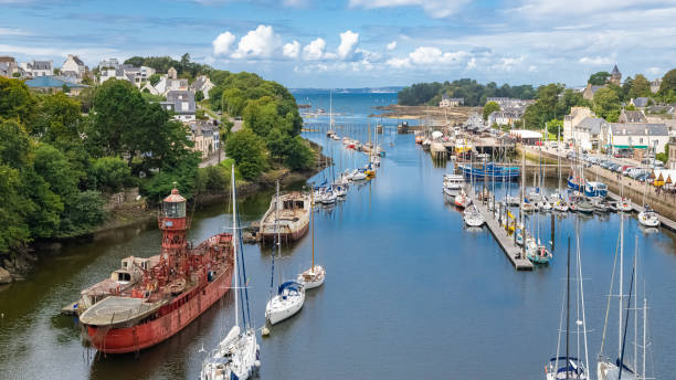 Doarnenez, the port Rhu Doarnenez, the port Rhu in Brittany, beautiful aerial view of the harbor, with modern and old ships finistere stock pictures, royalty-free photos & images