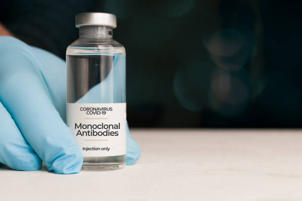 Doctor hold a vial of monoclonal antibodies , a new treatment for coronavirus Covid-19, on a white table Doctor hold a vial of monoclonal antibodies , a new treatment for coronavirus Covid-19, on a white table antibody photos stock pictures, royalty-free photos & images