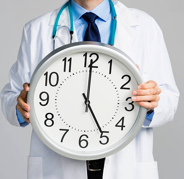 Прием врача с часу. Часы для врача. Врач с часами. Режим труда врача. Доктор на час.