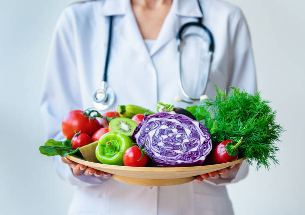 新鮮な果物や野菜を持つ医師, 健康的な食事 - ダイエット ストックフォトと画像