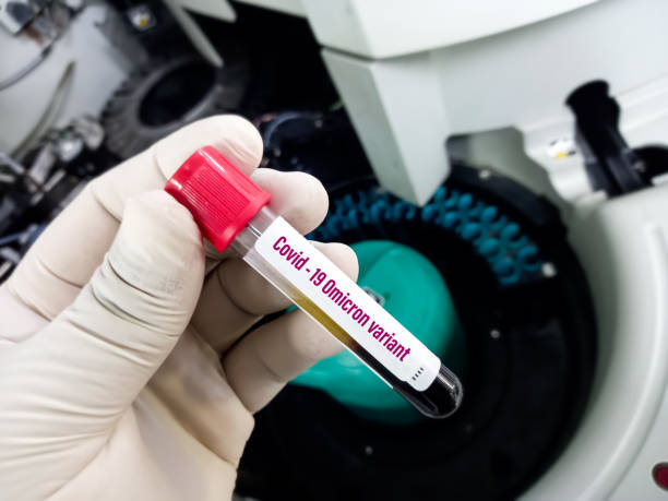 врач держит пробирку крови для теста на covid-19 omicron variant, образец крови с новым вариантом теста на коронавирус, - omicron covid стоковые фото и изображения