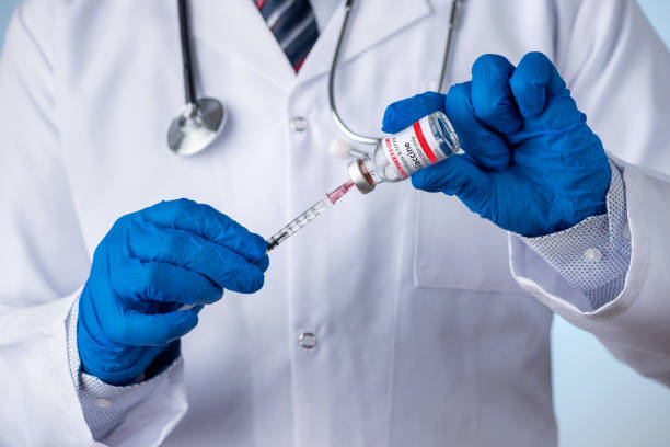 médico preparando la vacunación contra la viruela del mono y el mpxv - monkeypox vaccine fotografías e imágenes de stock