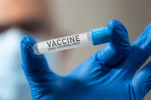 un médico que muestra con orgullo la vacunación contra el virus - south africa covid fotografías e imágenes de stock